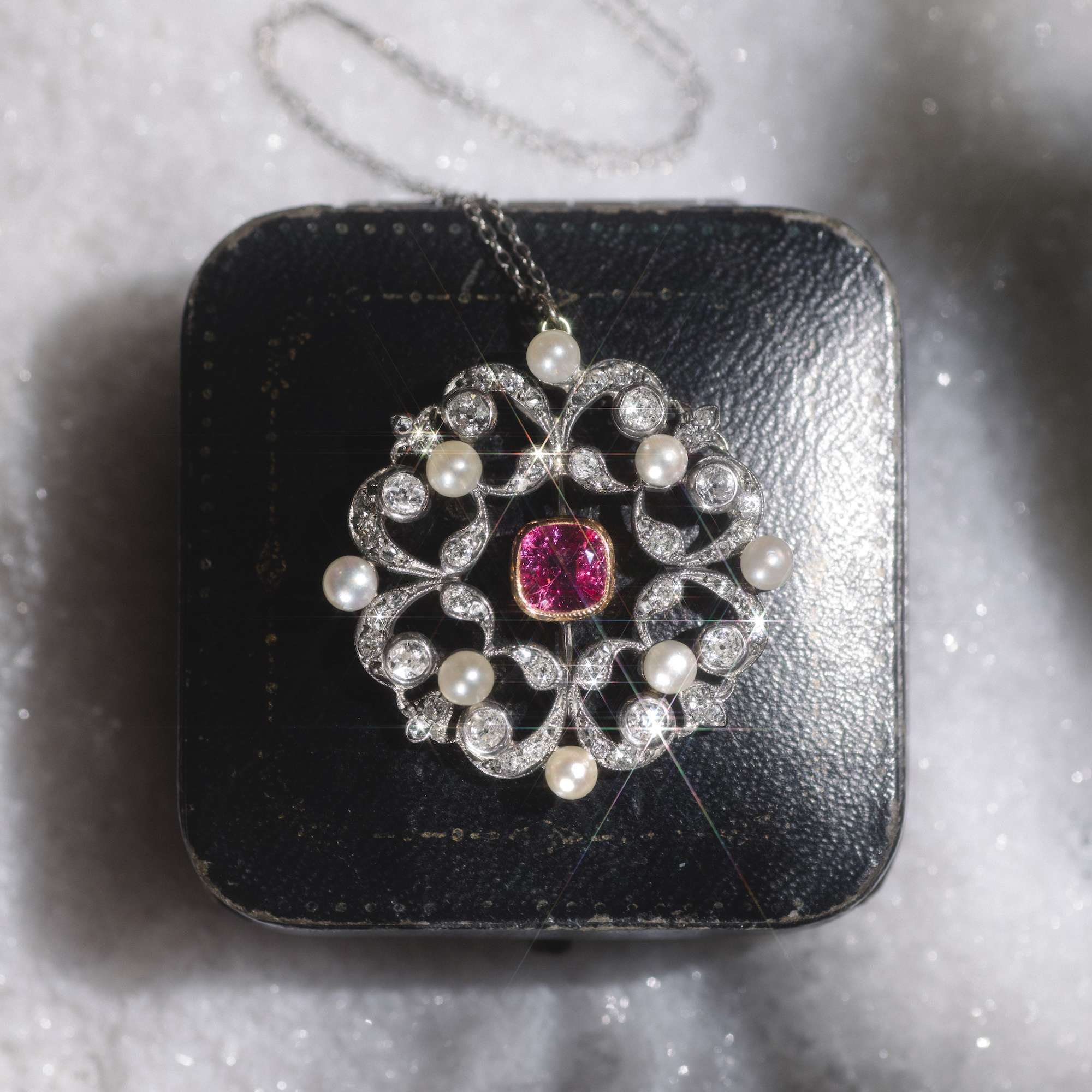 595654-hofer-antikschmuck-Grosser-Spinell-Diamanten-und-Naturperlen-Anhaenger-der-Belle-epoque-um-1890-Rosentraum_2