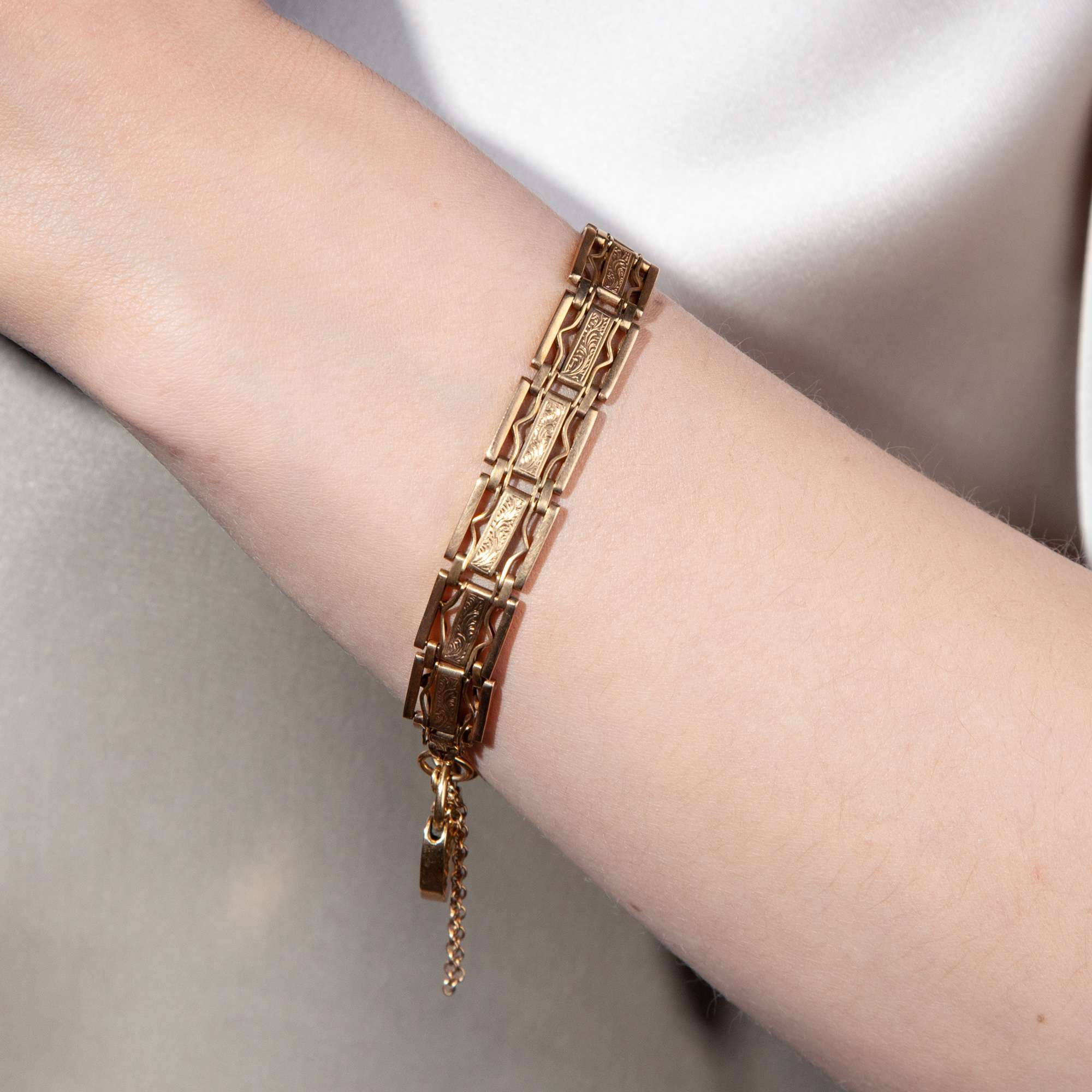 611746-hofer-antikschmuck-Sentimentales-viktorianisches-Gold-Armband-mit-Herzschliesse-England-um-1900-Herzliches-aus-England