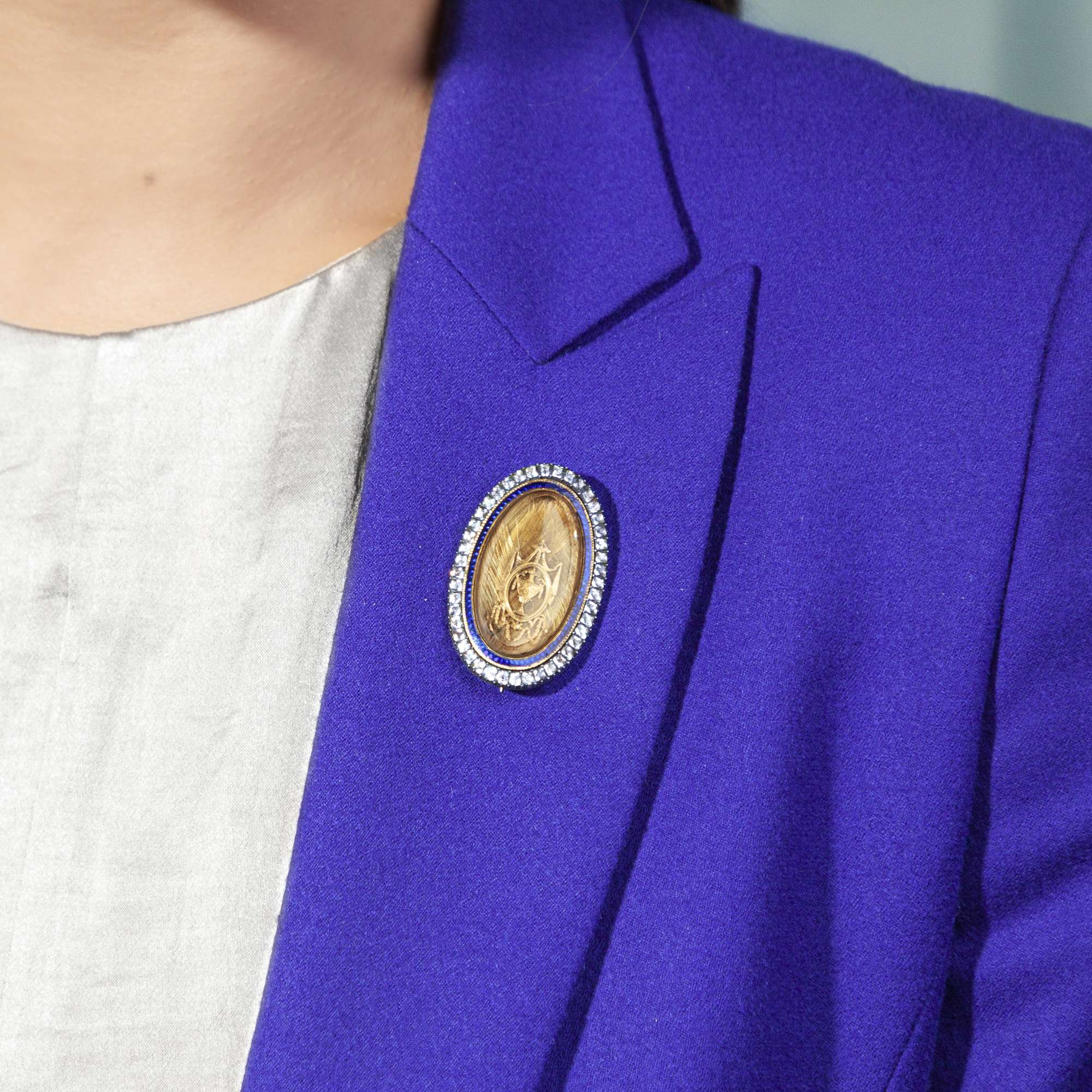 615954-hofer-antikschmuck-Georgianische-Trauerbrosche-aus-Gold-Email-Haar-und-Glaspasten-um-1790-Irgendwas-von-Dir-bleibt-hier