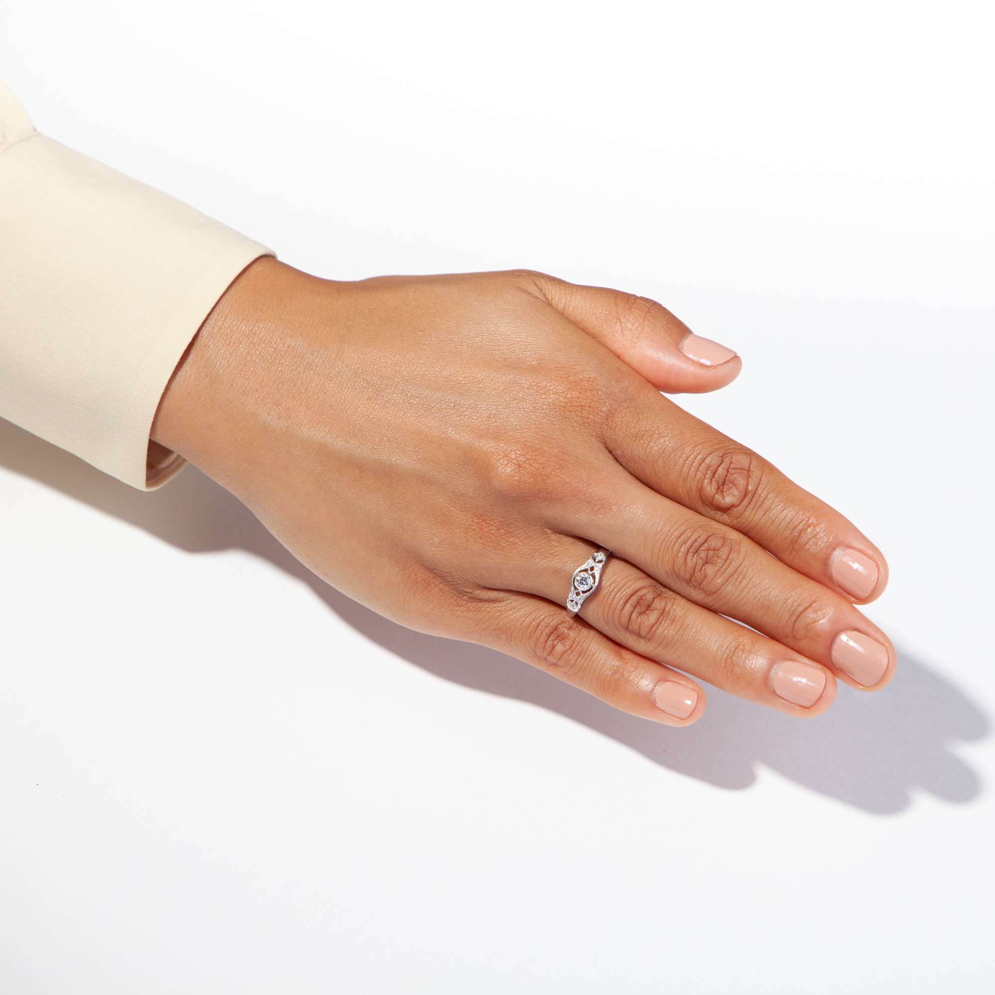 616082-hofer-antikschmuck-Aus-unserer-Werkstatt-Feiner-Platin-Ring-mit-lupenreinem-Diamanten-Lieblingsstueck-in-Platin