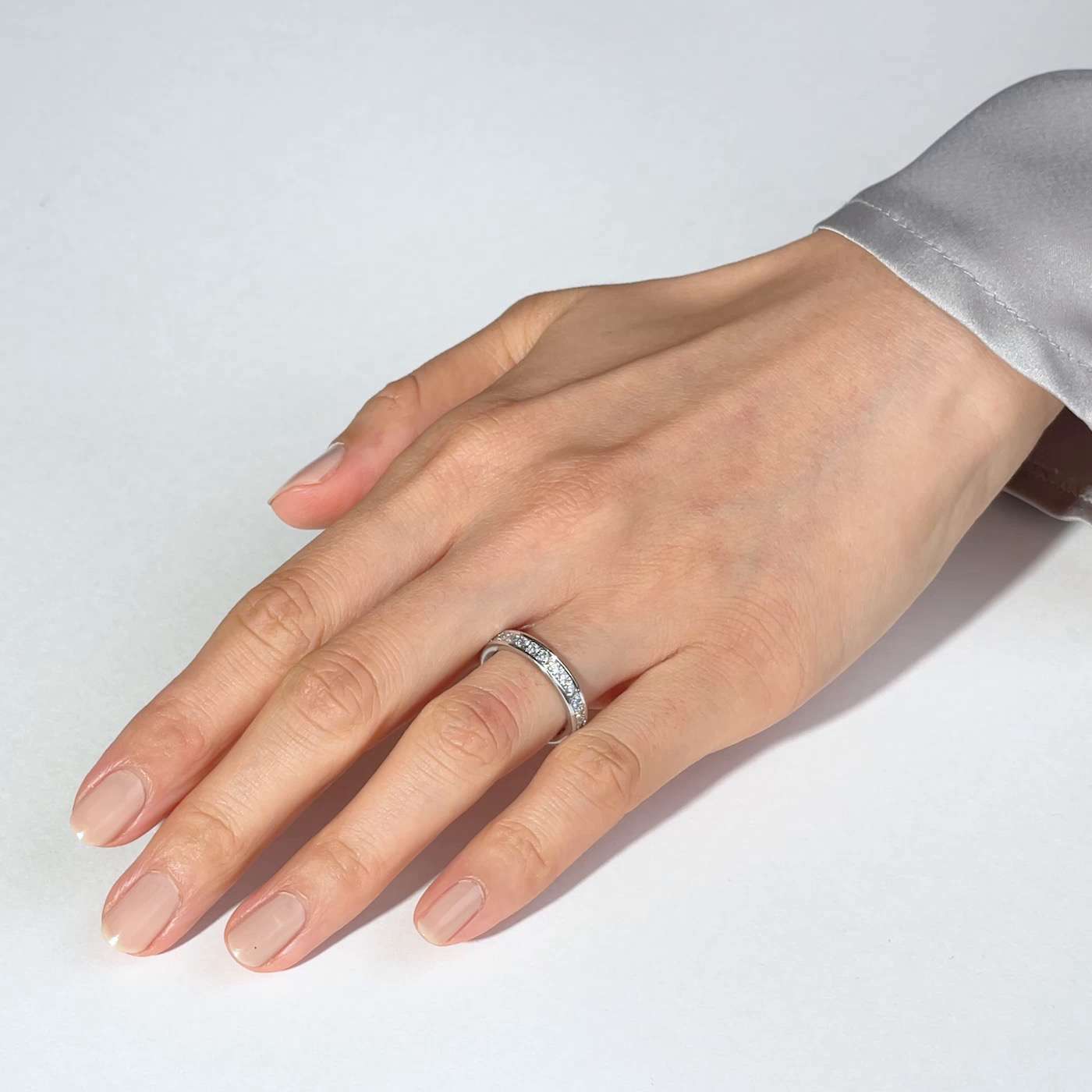 616394-hofer-antikschmuck-Vintage-Memory-Ring-mit-1-01-ct-Brillanten-in-Weissgold-RW-52-um-2000-Ein-Band-der-Ewigkeit