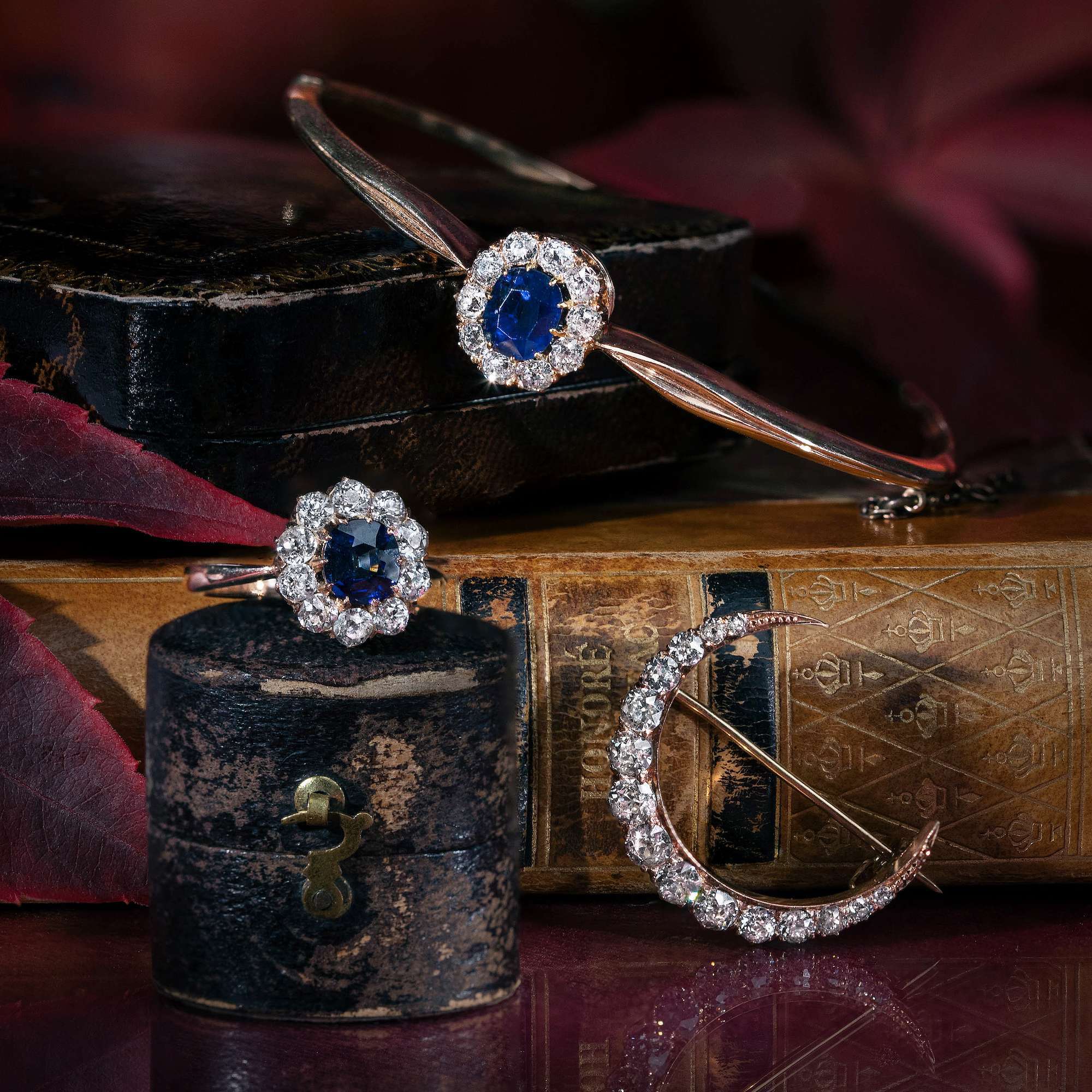 618014-hofer-antikschmuck-Antiker-Armreif-aus-Rosegold-mit-Saphir-und-Diamanten-Wien-um-1890-Glanz-der-Vergangenheit