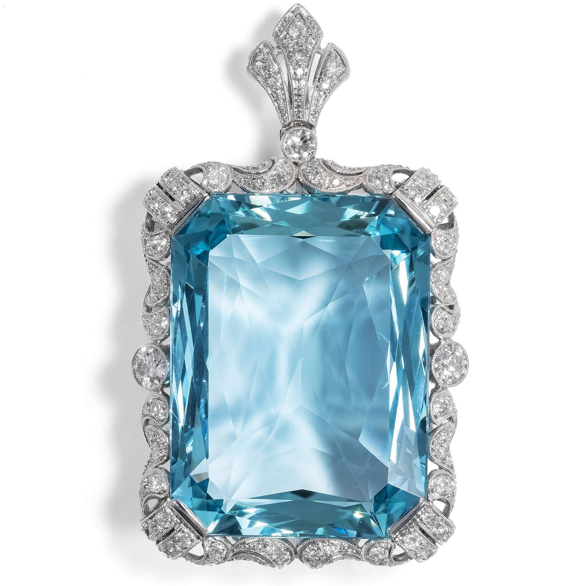 618325-hofer-antikschmuck-Prachtvolle-Anhaenger-Brosche-mit-104-00-ct-Aquamarin-und-Diamanten-1930er-Jahre-Ein-Fenster-zum-Meer