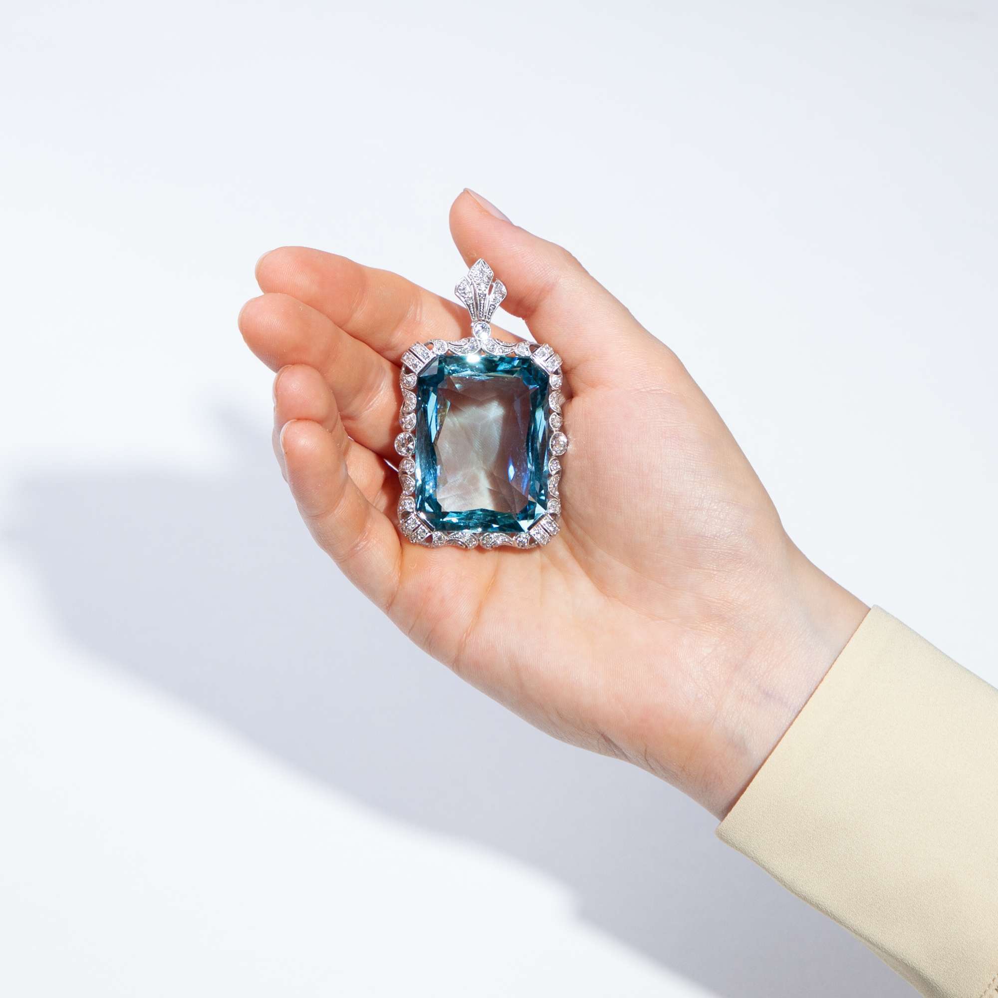 618325-hofer-antikschmuck-Prachtvolle-Anhaenger-Brosche-mit-104-00-ct-Aquamarin-und-Diamanten-1930er-Jahre-Ein-Fenster-zum-Meer_6