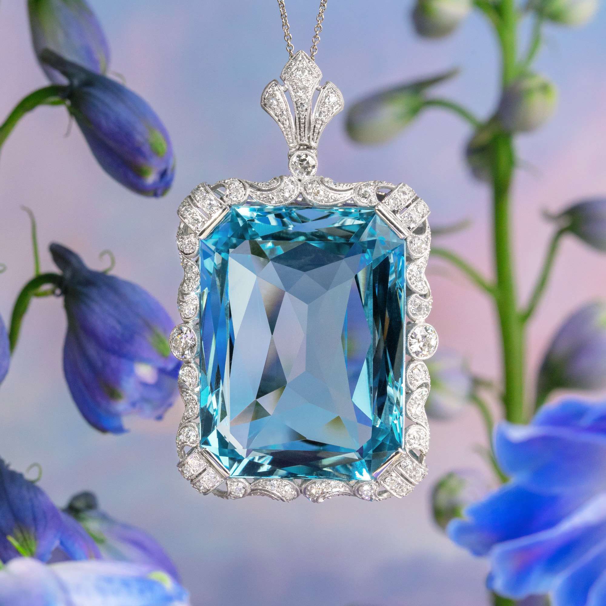 618325-hofer-antikschmuck-Prachtvolle-Anhaenger-Brosche-mit-104-00-ct-Aquamarin-und-Diamanten-1930er-Jahre-Ein-Fenster-zum-Meer_7