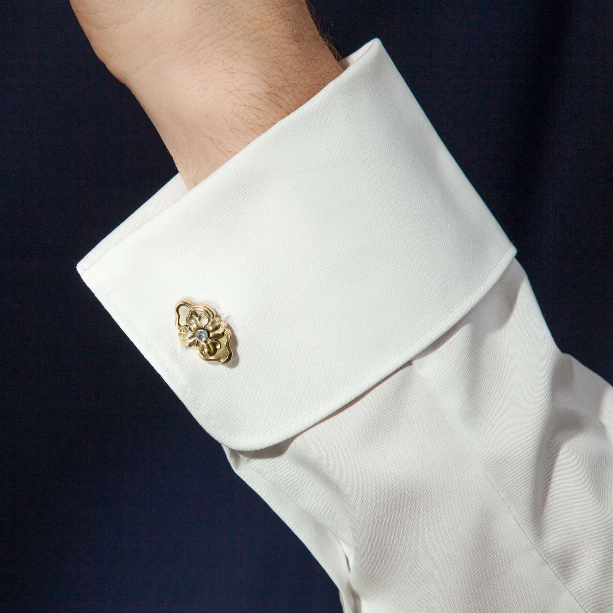620525-hofer-antikschmuck-Elegante-Manschettenknoepfe-mit-Diamanten-und-Email-Moskau-um-1910-Eleganz-der-Zarenzeit