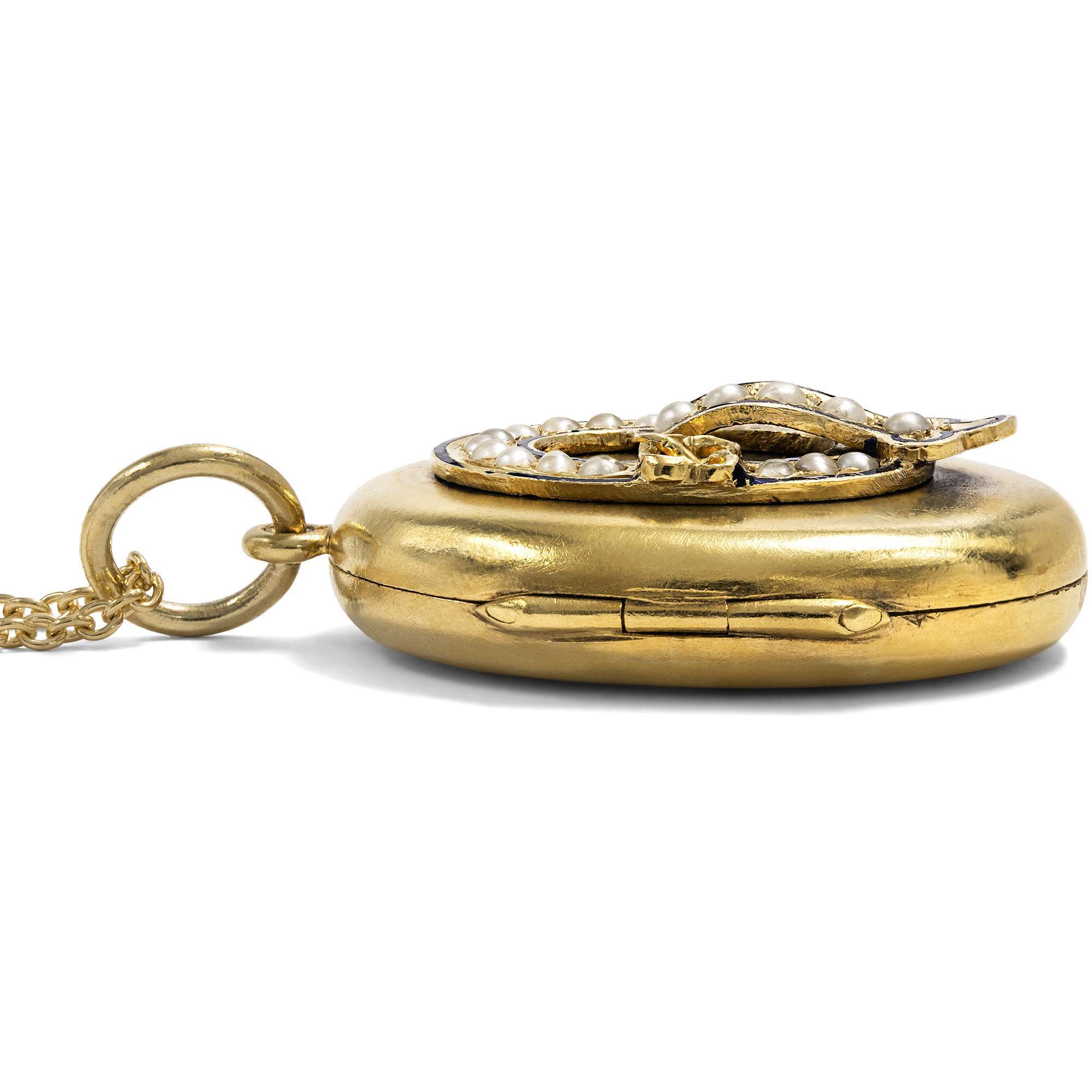 622753-hofer-antikschmuck-Antikes-Medaillon-aus-Gold-mit-Perlen-und-Email-um-1880-Honi-soit-qui-mal-y-pense