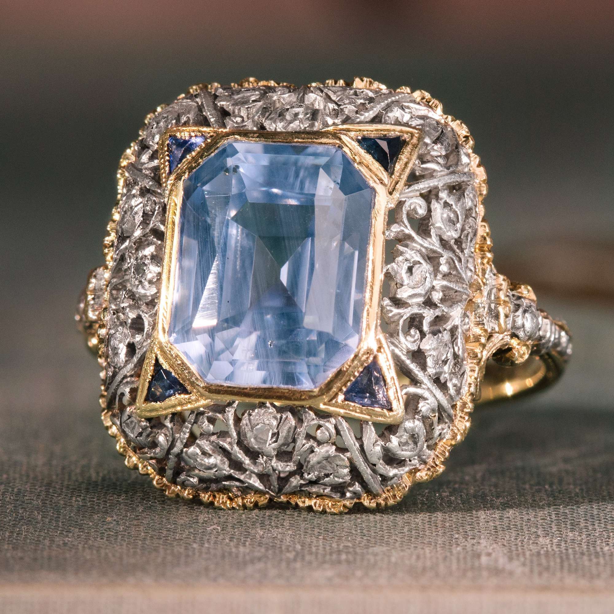 625085-hofer-antikschmuck-Wunderschoener-Ring-mit-unbehandeltem-Saphir-in-Silber-und-Gold-1930er-Jahre-Wie-Spitze