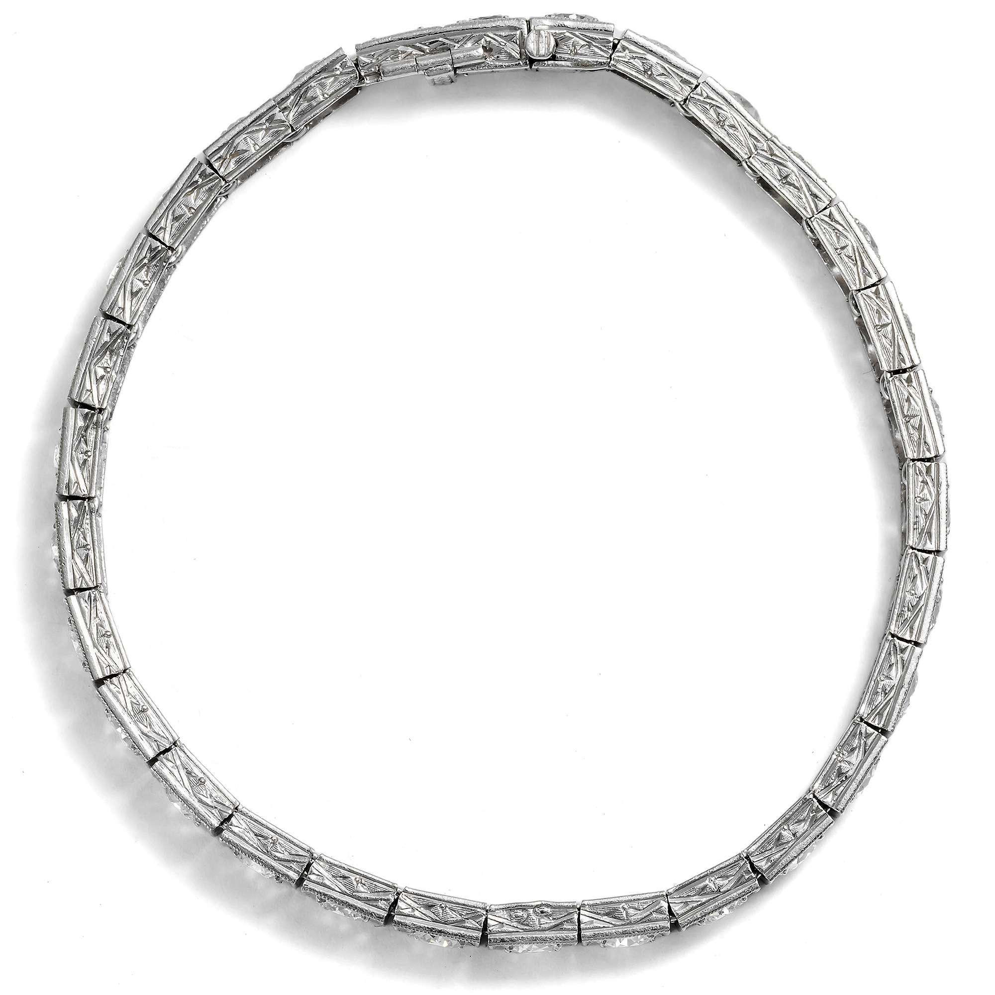 625466-hofer-antikschmuck-Elegantes-Armband-mit-8-25-ct-Diamanten-in-Platin-von-Chaumet-Paris-um-1925-Eine-Linie-aus-Licht_7