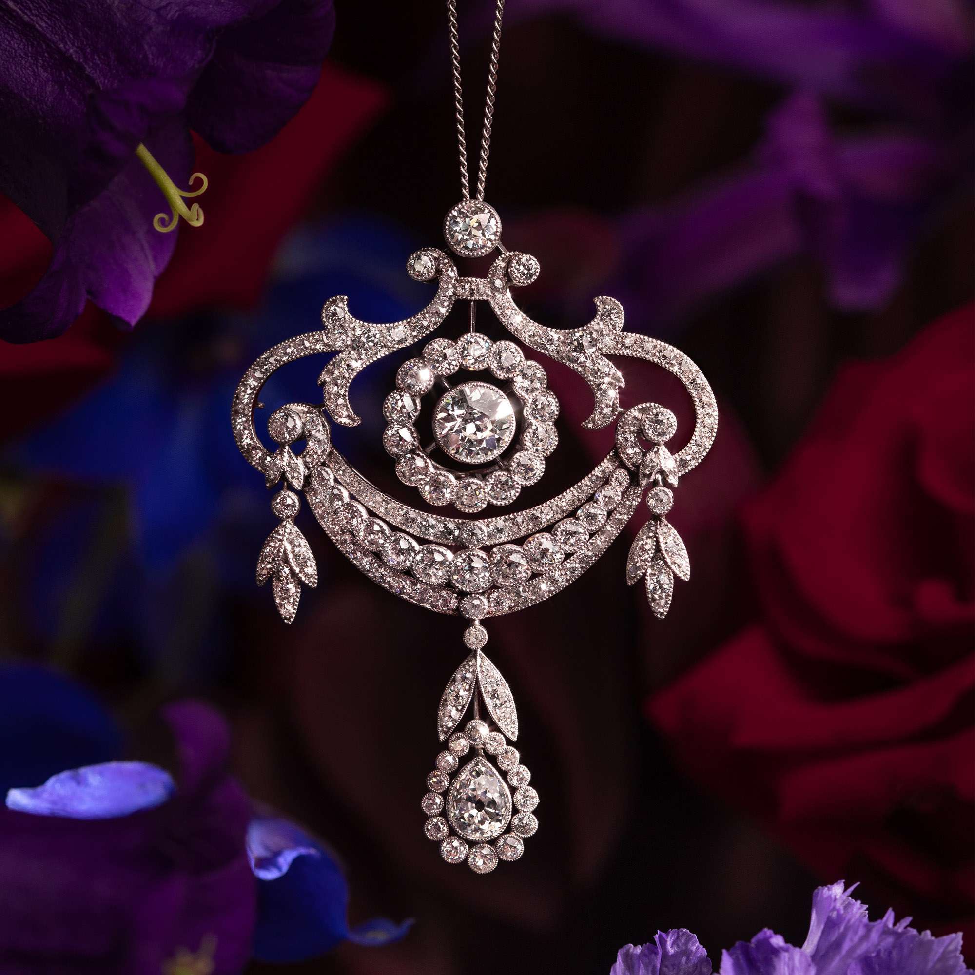 625508-hofer-antikschmuck-Prachtvoller-Anhaenger-mit-Diamanten-in-Platin-um-1910-Style-Guirlande