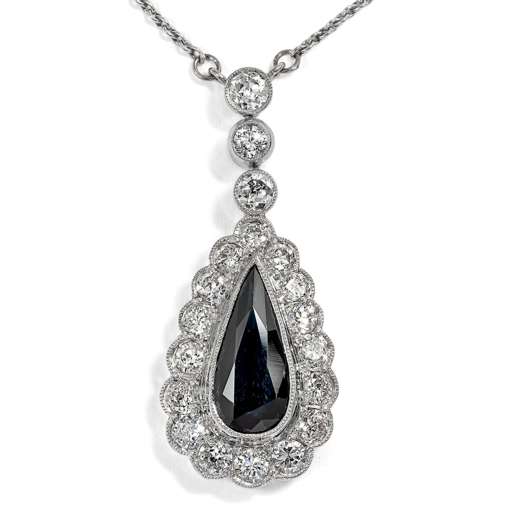 625640-hofer-antikschmuck-Feines-Collier-des-Art-Deco-mit-Saphir-und-Diamanten-in-Platin-Wilhelm-Mueller-Berlin-um-1925-Ein-Tropfen-Mitternacht