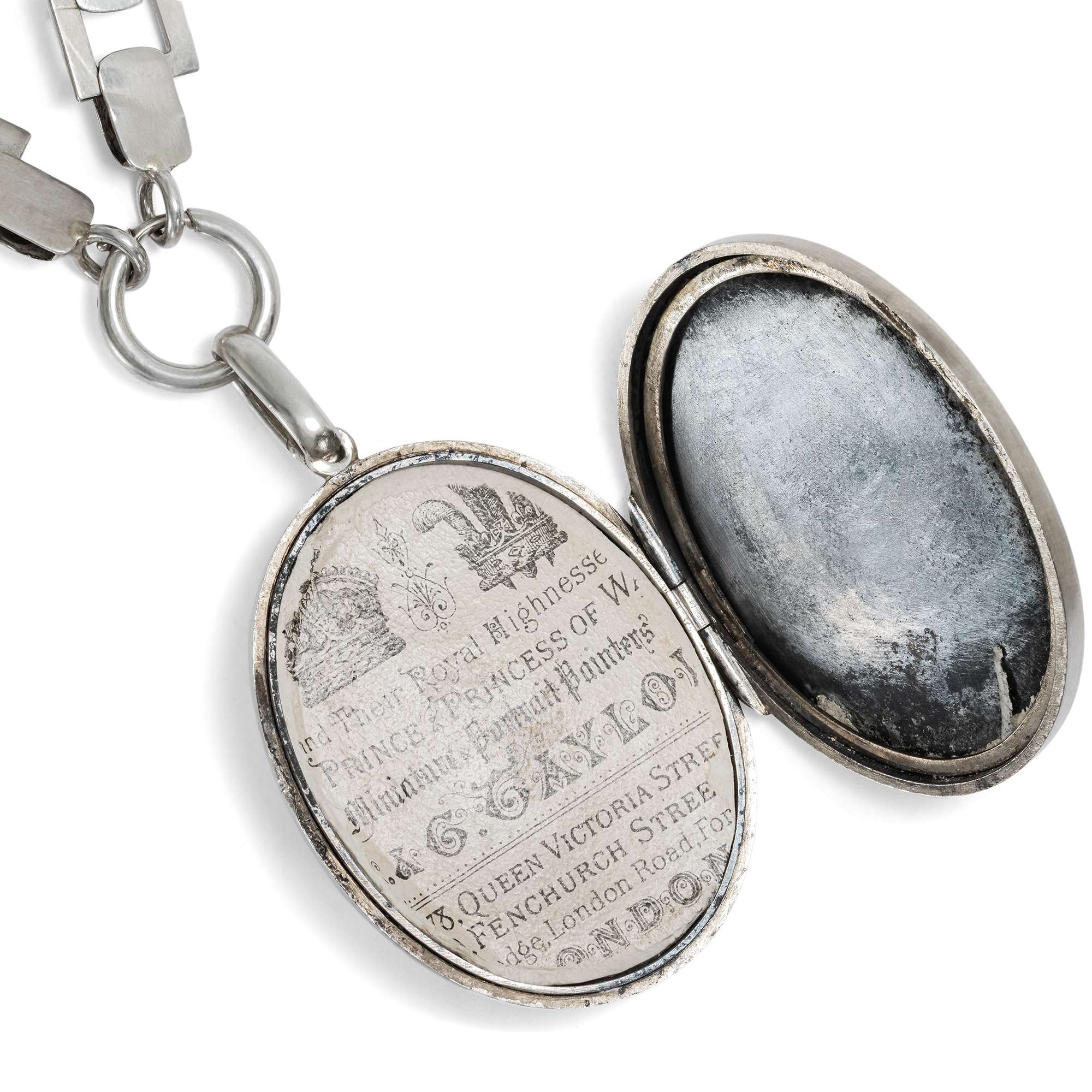 626676-hofer-antikschmuck-Breite-viktorianische-Kette-mit-Medaillon-aus-Silber-England-um-1880-Im-Bilde-bleiben_4