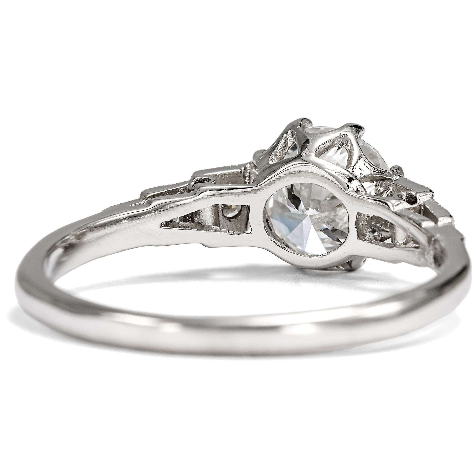 627354-hofer-antikschmuck-Eleganter-Platin-Ring-mit-0-98-ct-Brillant-Solitaer-um-1965-2025-Stangers-in-the-night_1